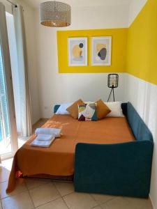 1 dormitorio con 1 cama y 1 sofá azul en Tutta un'altra vista en Salerno
