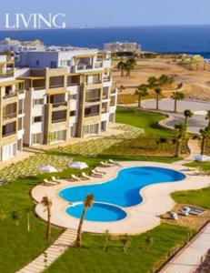 Soma Bay Ambiance - Relaxed Apartment - Next to The Breakers في الغردقة: اطلالة جوية على منتجع مع مسبح