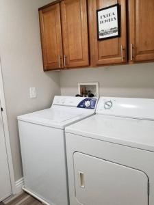 una lavanderia con due lavatrici e una lavatrice di A - Fully remodeled and professionally decorated a Las Vegas