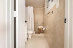 ein Bad mit einem WC und einer Dusche in der Unterkunft Sleeps 3, Cozy, Boho Style, in the heart of Miami -free parking in Miami