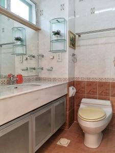 ein Badezimmer mit Toilette und Waschbecken in der Unterkunft Luxury 3 bedroom Homestay at Kea Farm in Brinchang + 10 Fotos