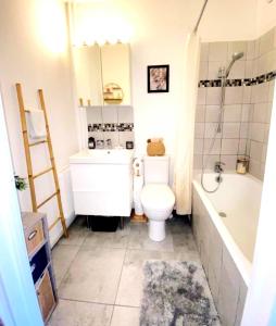 Gallery image of HYPER CENTRE Gare RER A 250m Paris 20min in Poissy +7 photos