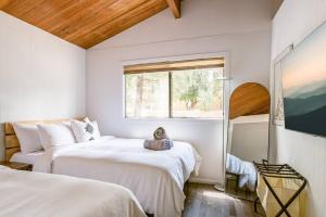 a bedroom with two beds and a window at EVERGREEN LODGE+SKI in Sugarloaf