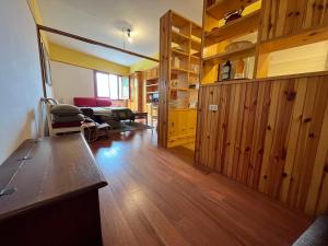 uma sala de estar com paredes de madeira e piso de madeira em Appartamento Superior Condominio Orso Bianco, parquet, Wi-Fi em Prati di Tivo