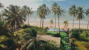una vista aérea de una playa con palmeras y una piscina en Depraia Beach House - Icaraizinho, en Icaraí