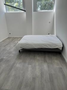 Ένα ή περισσότερα κρεβάτια σε δωμάτιο στο Loft épuré avec parking privé.