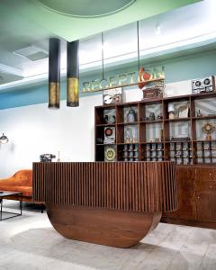 Hotel Orfeas في كسانتي: غرفة مع خزانة خشبية كبيرة وأريكة