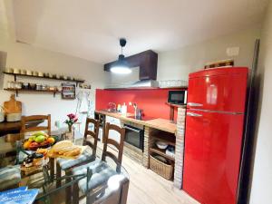 una nevera roja en una cocina con mesa en El lazarillo de tormes, en Escalona