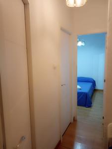 pokój z łóżkiem i drzwiami do sypialni w obiekcie Apartamento 2 dormitorios cerca del Wizink w Madrycie