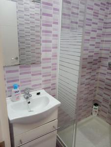 W łazience znajduje się umywalka i prysznic. w obiekcie Apartamento 2 dormitorios cerca del Wizink w Madrycie