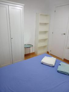 sypialnia z łóżkiem z dwoma ręcznikami w obiekcie Apartamento 2 dormitorios cerca del Wizink w Madrycie