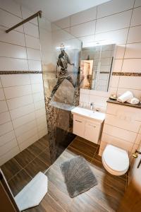 a bathroom with a picture of a man in the shower at Hallstatt Dachstein Inn in Gosau