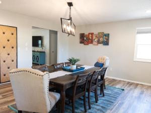 - une salle à manger avec une table et des chaises dans l'établissement Subtle comfort and style in quiet neighborhood., à Joplin