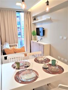 a kitchen and living room with a table and chairs at Rent for Days IV- Norte Vip in San Miguel de Tucumán
