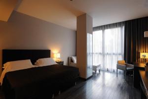 a bedroom with a bed and a large window at Park Hotel Sporting in Teramo