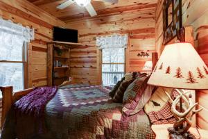 ブルーリッジにあるJack Bear's Cabinの丸太小屋のベッドのある寝室