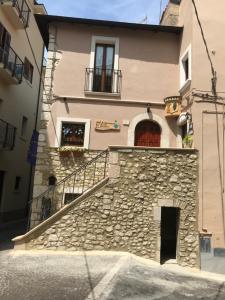 una casa in pietra con un muro in pietra e scale di Lilly a Sulmona