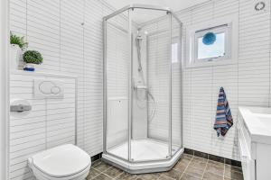 biała łazienka z prysznicem i toaletą w obiekcie private room in shared apartment w mieście Trondheim