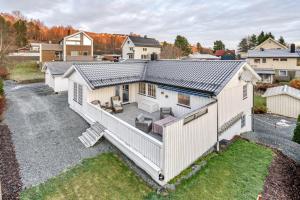 eine Aussicht auf ein Haus mit einer Terrasse in der Unterkunft private room in shared apartment in Trondheim