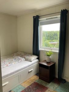 una piccola camera con letto e finestra di private room in shared apartment a Trondheim