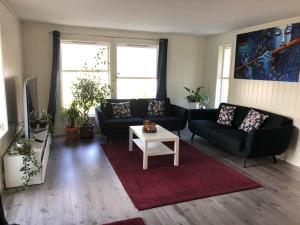 sala de estar con sofá y mesa de centro en private room in shared apartment, en Trondheim