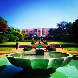 una gran fuente frente a un gran edificio en Tanger Suite - Foz, Serralves & beach, en Oporto