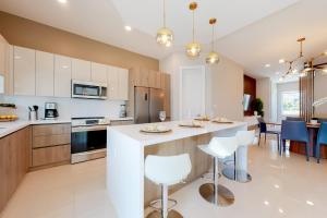 una cocina con una gran isla blanca en una habitación en Dolphin Paradise Unit B, en South Padre Island