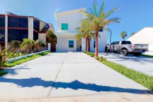 una entrada con un camión estacionado frente a una casa en Dolphin Paradise Unit B, en South Padre Island