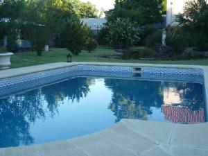 una piscina de agua azul en un patio en Mykonos Carmelo, en Carmelo