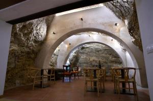 une chambre avec une table et des chaises dans un tunnel dans l'établissement Hotel Cervaria, à Cervera del Río Alhama