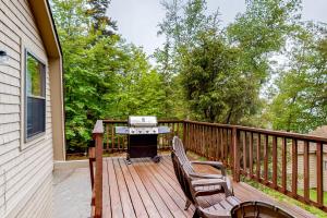 - un barbecue sur une terrasse en bois avec 2 chaises dans l'établissement Lakeview Cabin #2, à Greenville