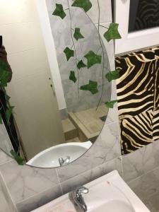 ein Badezimmer mit einem Spiegel und einem Waschbecken in der Unterkunft Kuca na reci za zurke MARiLYN MONROE in Belgrad