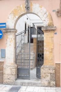 una entrada a un edificio con puerta de hierro en Il vecchio arco en Novoli