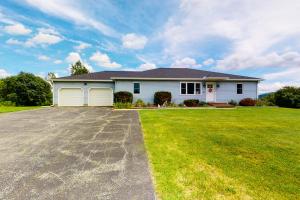 una gran casa blanca con un gran patio en Camel's Hump Hideaway, en South Burlington