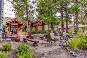 un patio con mesa y sillas frente a una cabaña en Alpine Escape en Bend