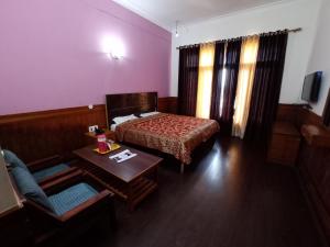 เตียงในห้องที่ Hotel Himsagar