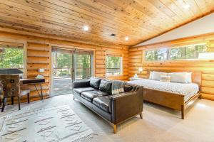 a log cabin bedroom with a bed and a couch at Alderbrook Grove in Union