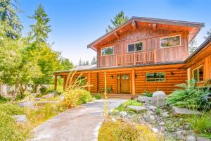 a log home with a pathway leading to it at Alderbrook Grove in Union