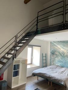 a bedroom with a bunk bed and a loft at Les Quartiers d'Urbain in Nollevaux