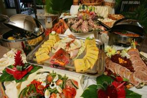 un buffet de diferentes tipos de comida en una mesa en Résidence Hôtelière Le Carayou, en Les Trois-Îlets