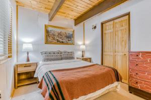 a bedroom with a bed and a wooden ceiling at Edelweiss Retreat in Government Camp