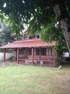 dom z czerwonym dachem i dziedzińcem w obiekcie Casa Mota Acolhedora x Bem Localizada x Um Minuto da Praia w mieście Santarém