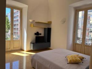 Schlafzimmer mit einem Bett und einem Flachbild-TV in der Unterkunft Casa Carulli49 in Bari