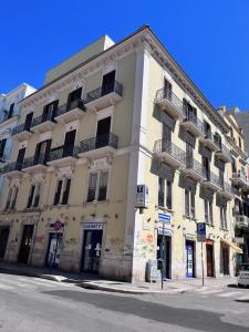 ein großes weißes Gebäude an der Ecke einer Straße in der Unterkunft Casa Carulli49 in Bari