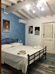 Villa Oasi Dei Sogni في لامبيدوسا: غرفة نوم بسرير كبير في غرفة