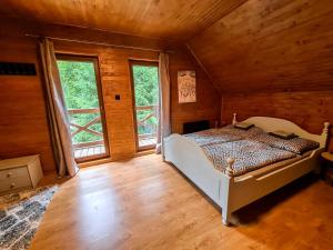 Postel nebo postele na pokoji v ubytování TATRYSTAY RiverStone Chalets