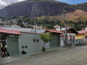 een straat in een stad met een berg op de achtergrond bij Refúgio em Petrópolis in Petrópolis