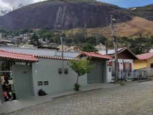 ペトロポリスにあるCasa em Petrópolisの山を背景にした町の通り