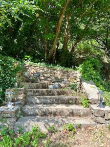 Zahrada ubytování Charmant Logement avec piscine.