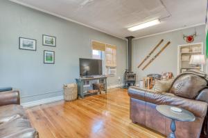 a living room with a couch and a television at Mount Hood Vista in Parkdale